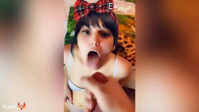 תלמידת תיכון מקבלת את הזרע הראשון שלה לפה מחברה לכיתה